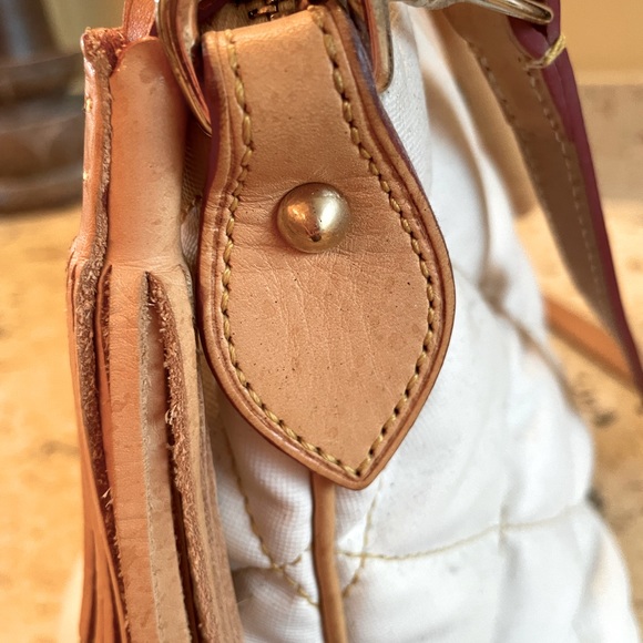 A CLASSIC. WHITE & TAN TUFTED STANDS OUT FOR SURE! - Picture 8 of 15